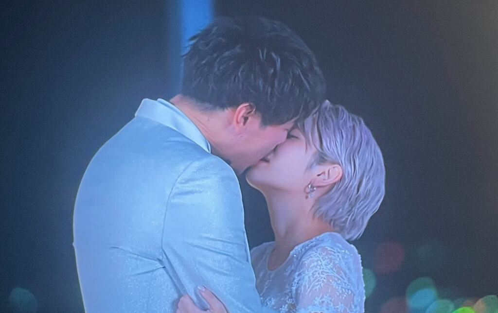 キスする長谷川恵一と大内悠里の画像