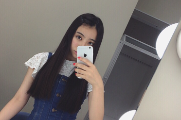 自撮りしてる新しい学校のリーダーズKANONの画像
