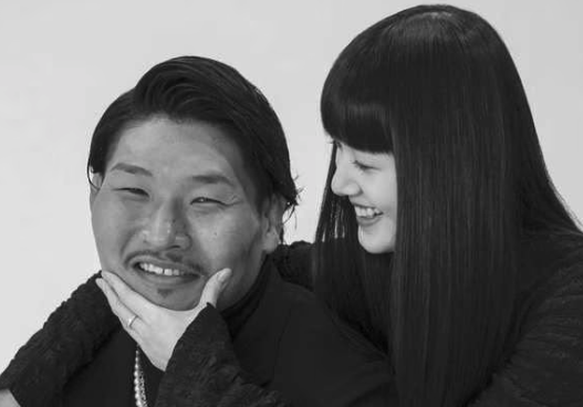笑う稲垣啓太と新井貴子の画像
