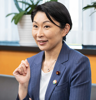 小さくガッツポーズをとる小渕優子の画像