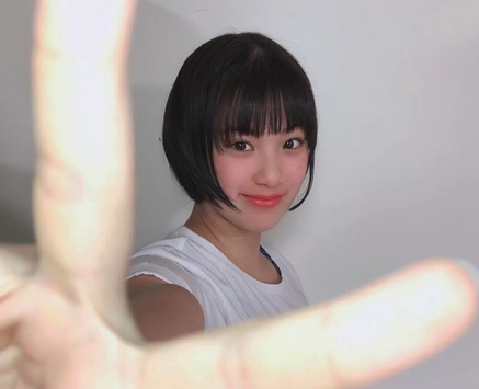 ピースサインをする長崎美柚の画像