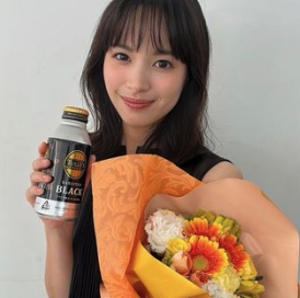関水渚がタリーズを持っている画像