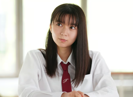 高校の制服を着ている上白石萌歌の画像