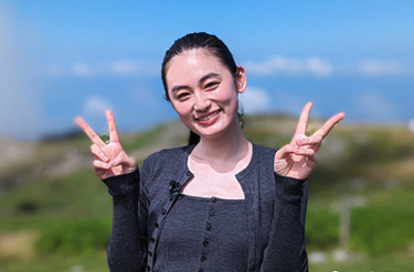 ピースする八木莉可子の画像