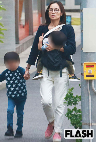 国仲涼子が子供2人を歩いている画像