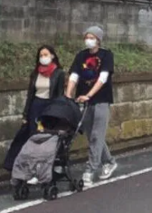 ベビーカーを押して歩く向井理と国仲涼子の画像