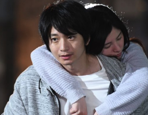 ドラマ「わたし、定時で帰ります」のワンシーンで向井理が吉高由里子をおんぶしている画像