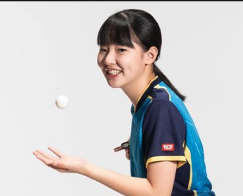 張本美和が卓球をしている画像
