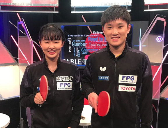 張本智和、張本美和兄妹がラケットを握っている画像