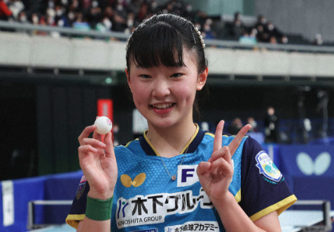 張本美和がピースしている画像