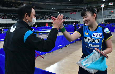 張本美和と父がタッチしている画像
