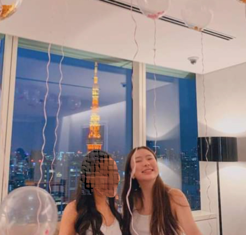 ジュリーの娘サラと友達の画像
