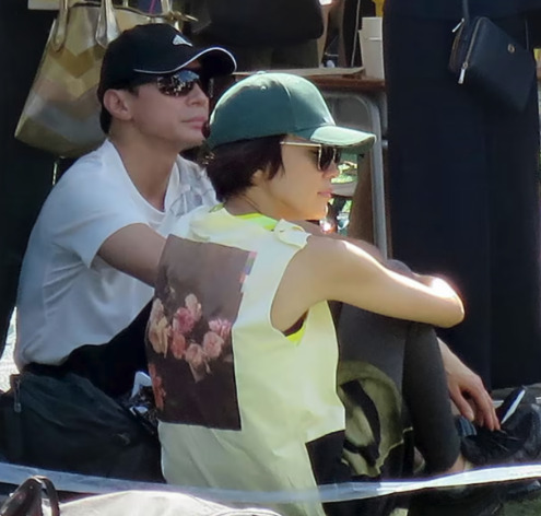 東山紀之と木村佳乃が成城学園の運動会に参加している画像
