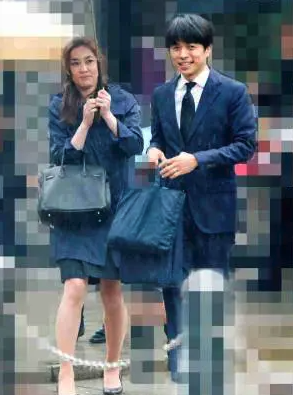 井ノ原快彦と瀬戸朝香が子供の入学式に向かっている画像
