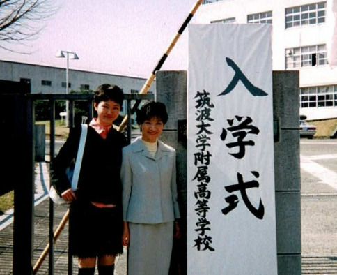 山口真由と母、高校入学式の画像