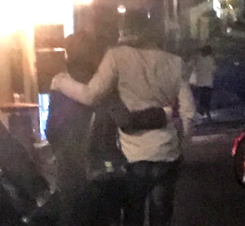 中谷美紀と旦那のティロ・フェヒナーが肩を組んで歩いている画像