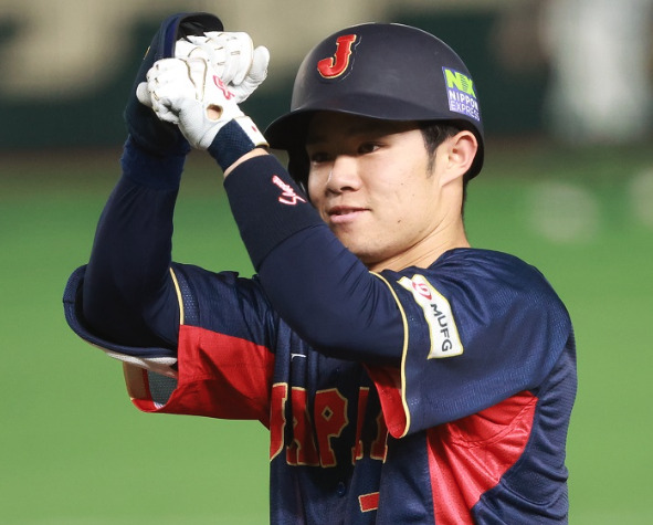 中野拓夢がWBCでペッパーミルパフォーマンスをしている画像