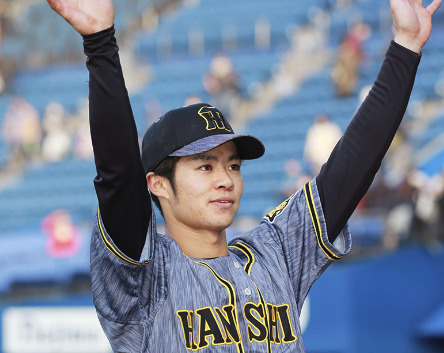 中野拓夢選手がバンザイしている画像