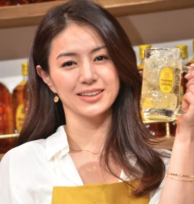 井川遥がハイボールを持っている画像