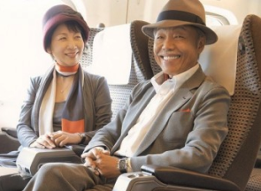 谷村新司と妻の孝子さんの画像