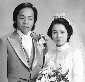 谷村新司と妻の孝子さんの画像