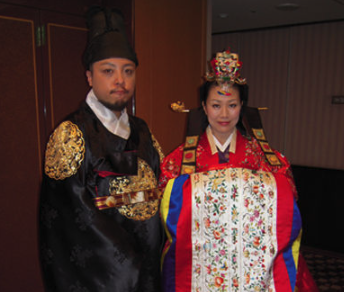 谷村新司の息子とその嫁がチマチョボリをきている画像