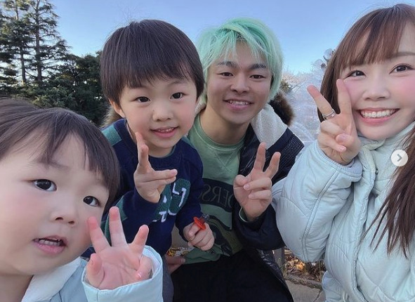 あやなんとしばゆーと息子達の家族写真画像