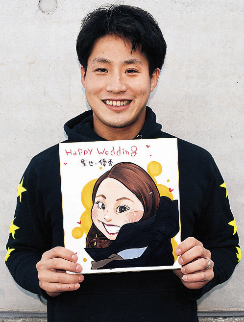 木浪聖也が嫁の優香さんの似顔絵を持ってる画像
