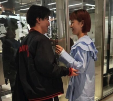 村上佳菜子が彼氏といちゃついている画像